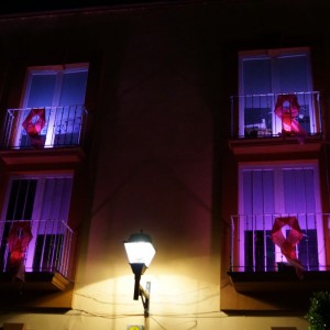 Iluminación edificio y conferencia en conmemoración al cáncer de mama